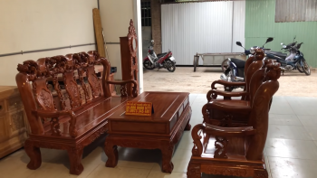 Đánh vecni hoàn thiện bộ Minh Quốc Đào cột 12 đẹp mê ly gỗ hương đá